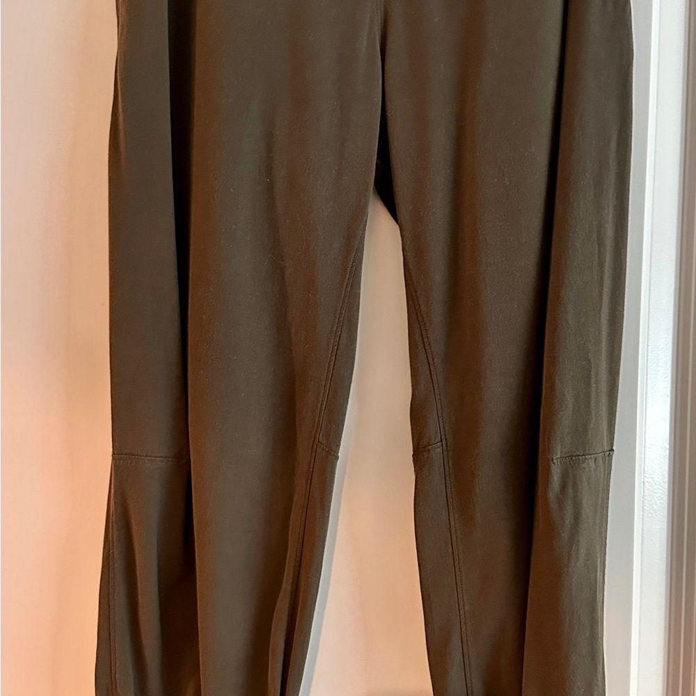 Lululemon Essential Affinity Mid Rise Jogger- dark Olive- size 8 EUC!